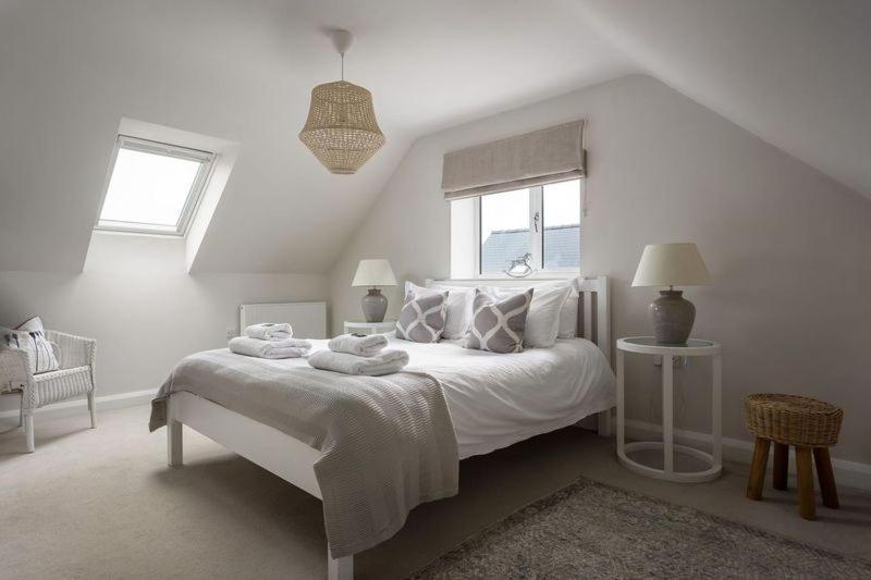 Stone Barn, Contemporary Barn Conversion Cheltenham Exterior photo